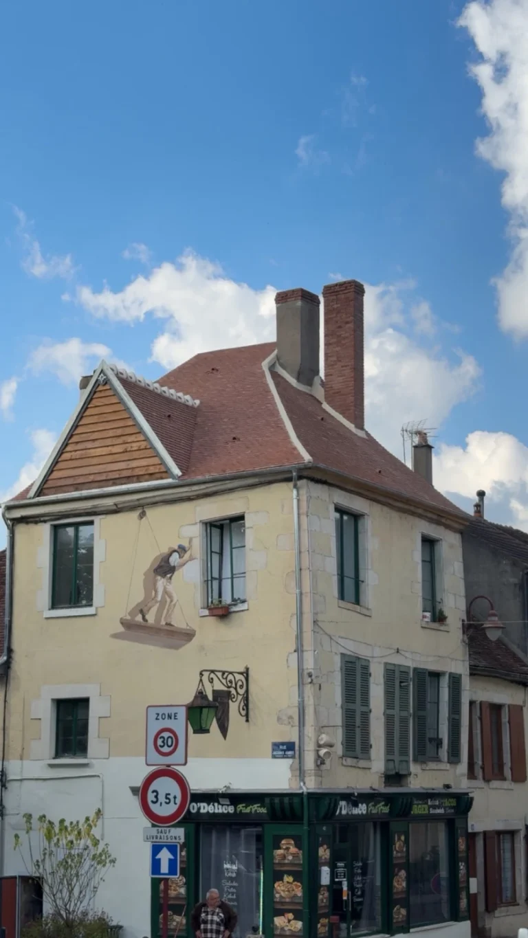 Vue d’ensemble d’un bâtiment pendant les travaux de toiture
