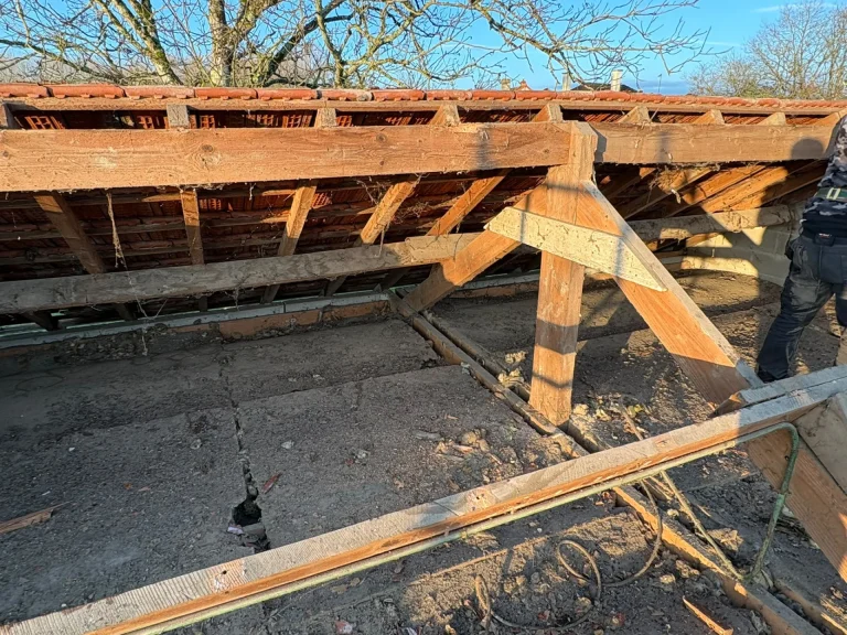 Structure de charpente en cours de rénovation