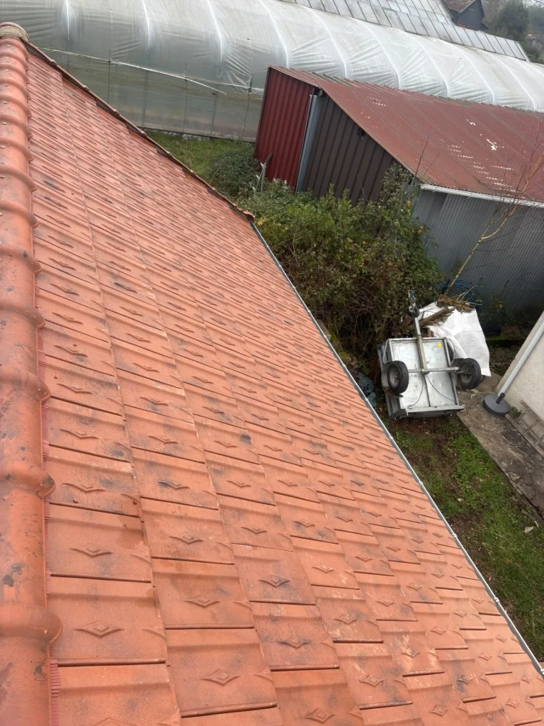 Couverture en tuiles rouges vue depuis le toit