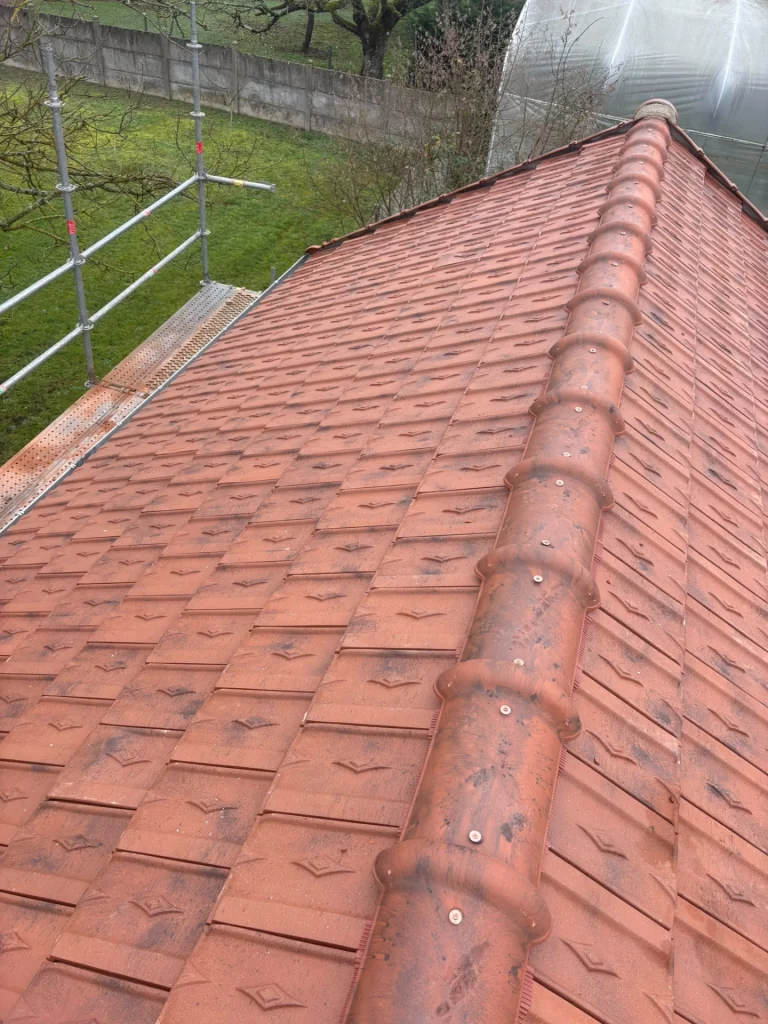 Faîtage et arêtier d’une couverture en tuiles rouges