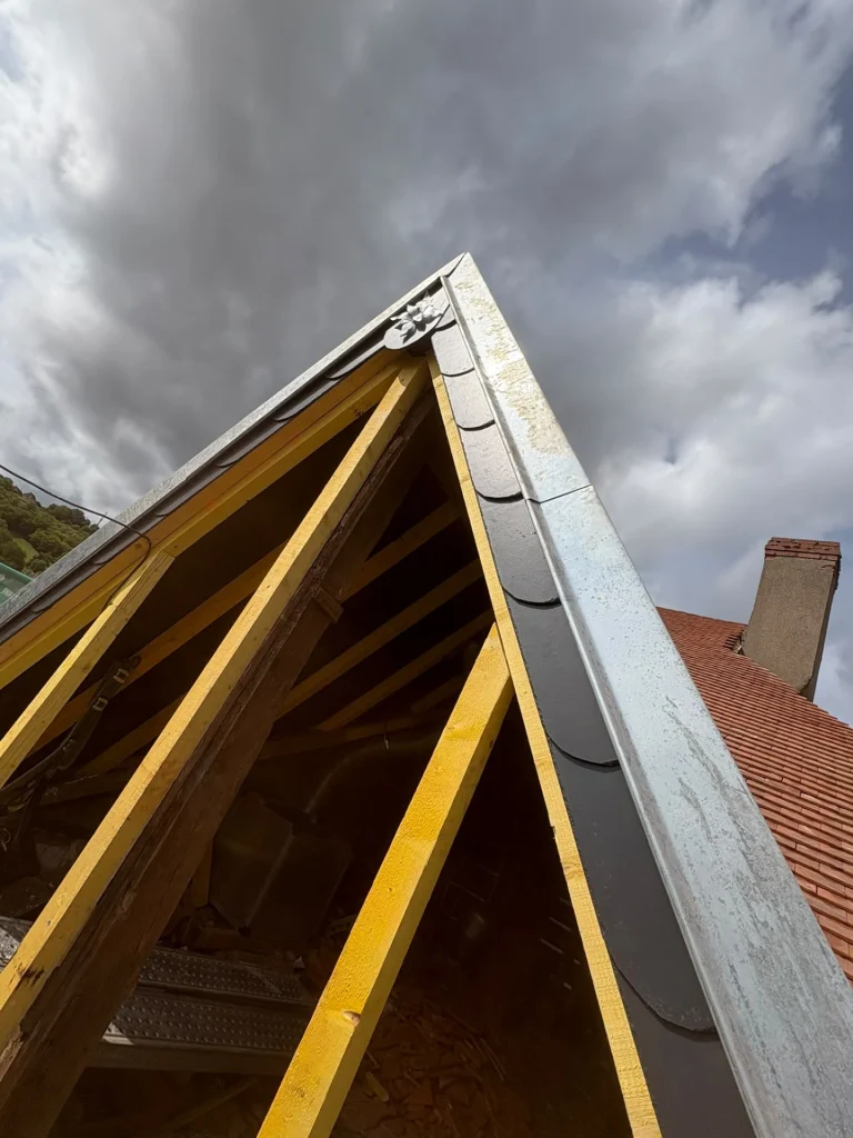 Habillage en zinc d’une rive et structure de toiture