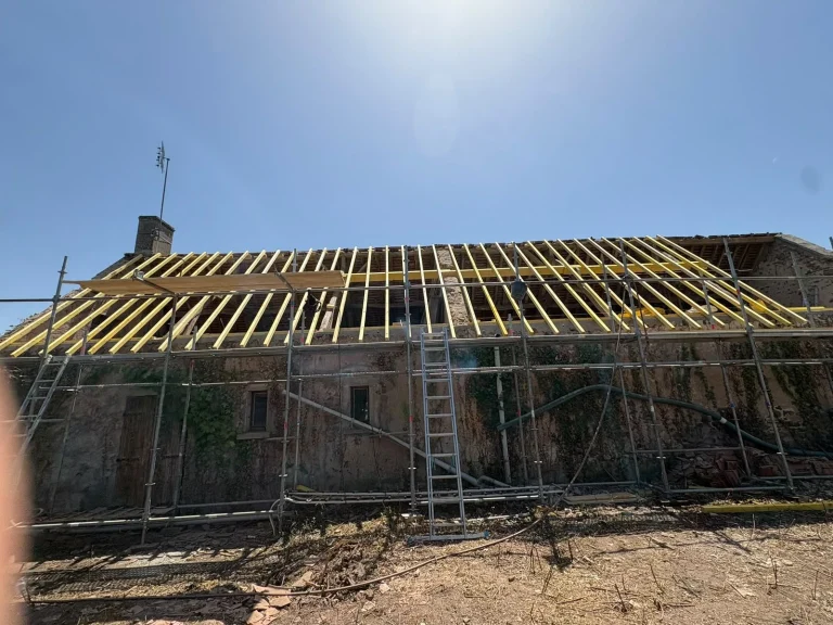 Maison en cours de rénovation avec toiture entièrement lattée