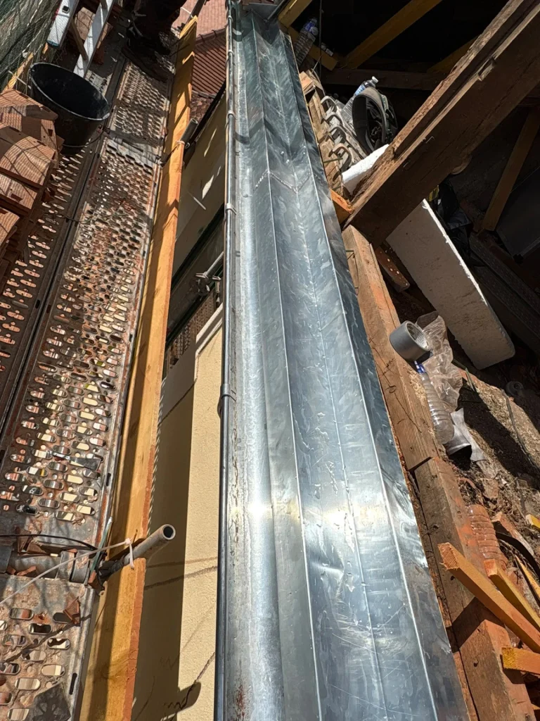 Noue en zinc réalisée entre deux pans de toiture