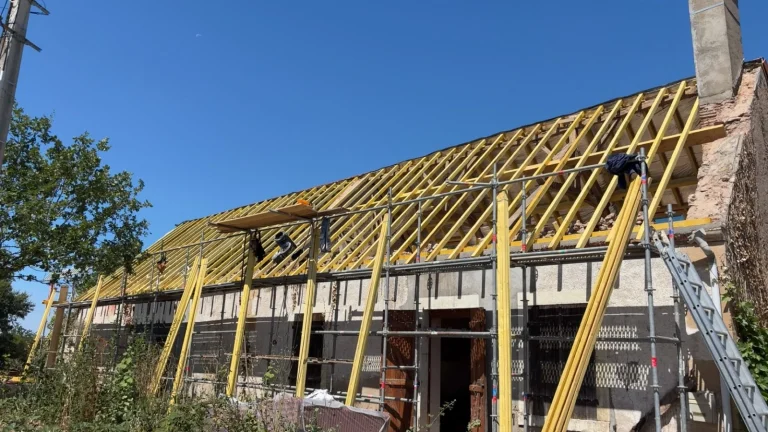 Pignon de maison échafaudé pendant la rénovation de toiture
