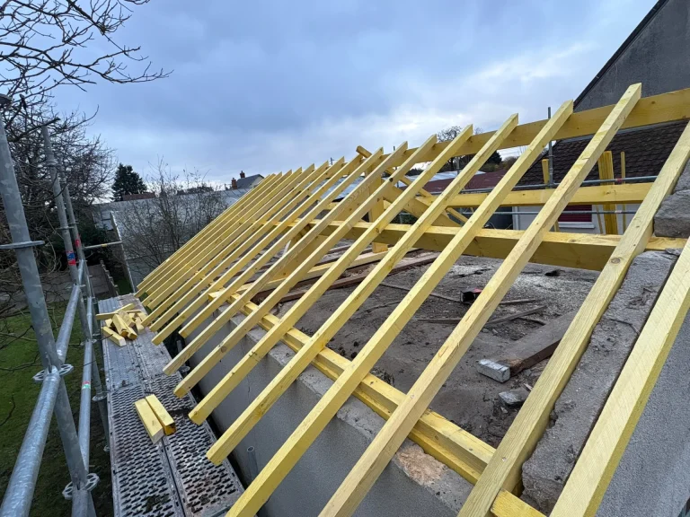 Pose de liteaux sur une toiture en rénovation