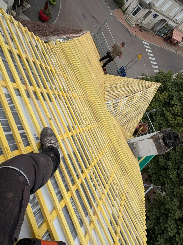 Pose de liteaux vue depuis le faîtage