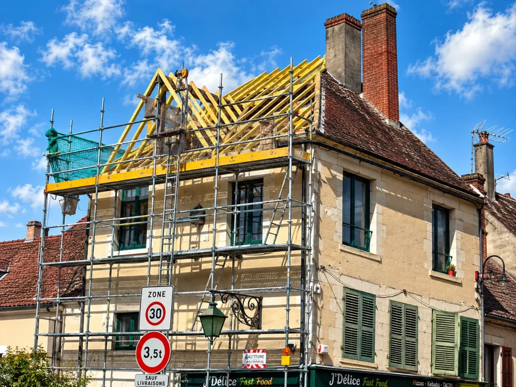 Maison échafaudée pendant la réfection complète de sa toiture