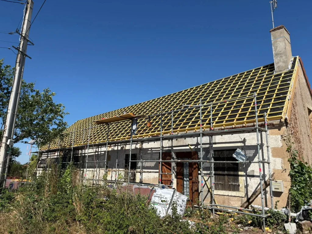 Toiture en rénovation avec charpente, liteaux et échafaudage