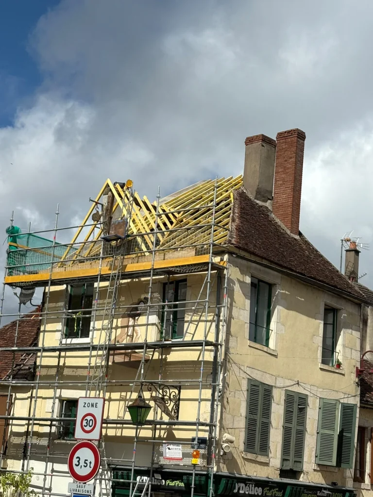 Maison sur échafaudage pendant une rénovation de toiture
