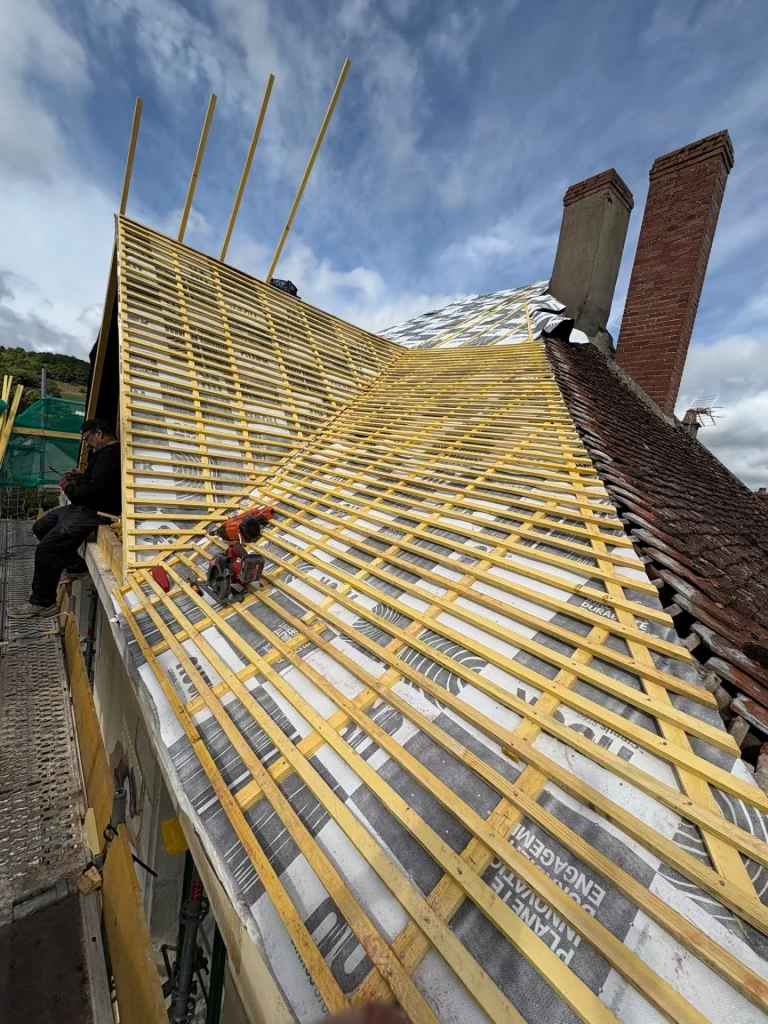 Réfection complète d’une toiture avec écran et liteaux avant la pose des tuiles