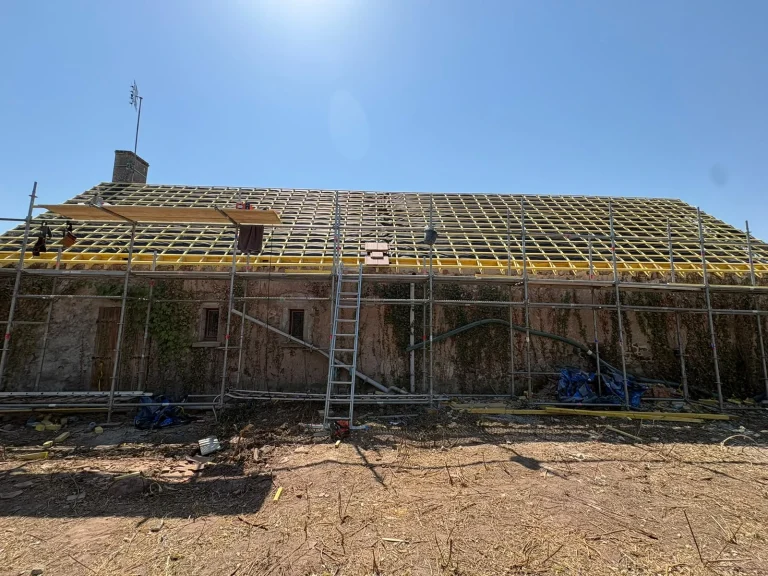 Vue d’ensemble d’une toiture en préparation avant la pose des tuiles