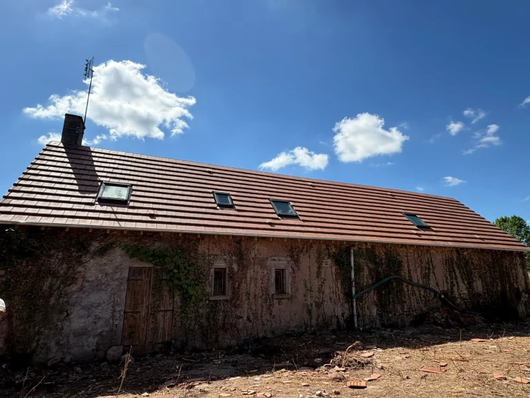 Toiture rénovée en tuiles avec plusieurs fenêtres de toit