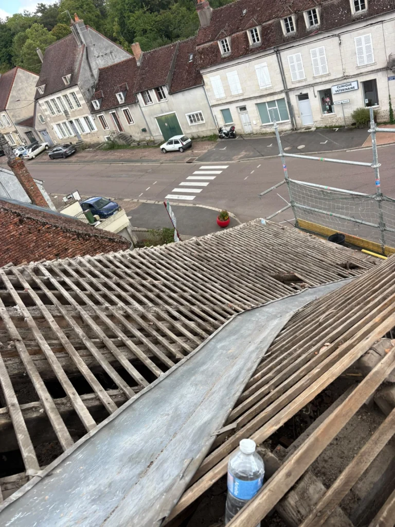 Vue depuis une toiture sur les bâtiments du secteur d’intervention